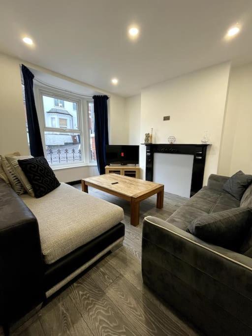Central Area Terraced House With Private Hot Tub Lincoln Buitenkant foto